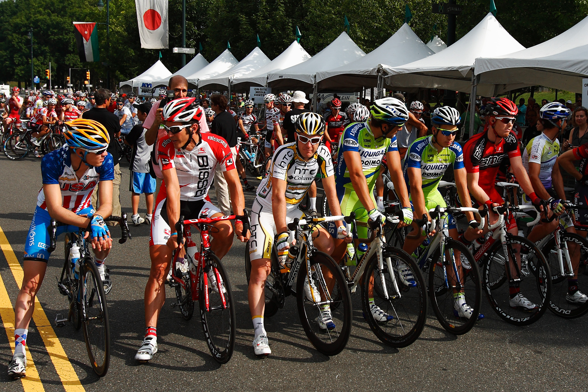 MenPeloton.jpg MenPeloton.jpg